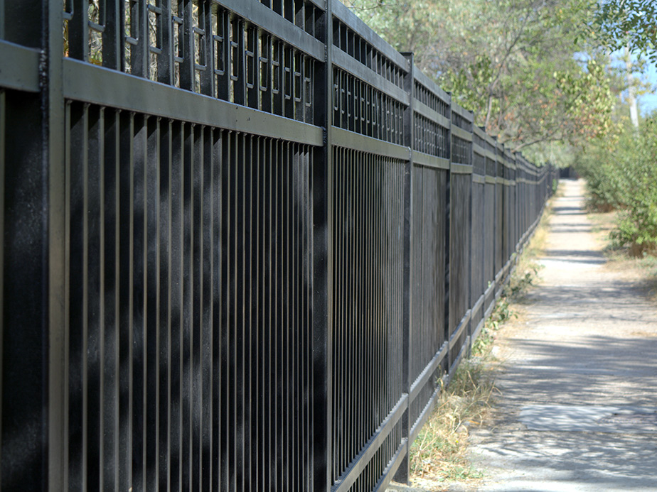 Aluminum fence contractor in Hickory