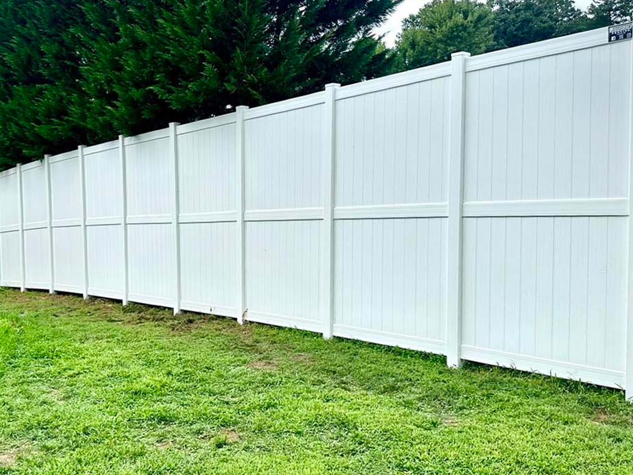 Vinyl fence contractor in Hickory