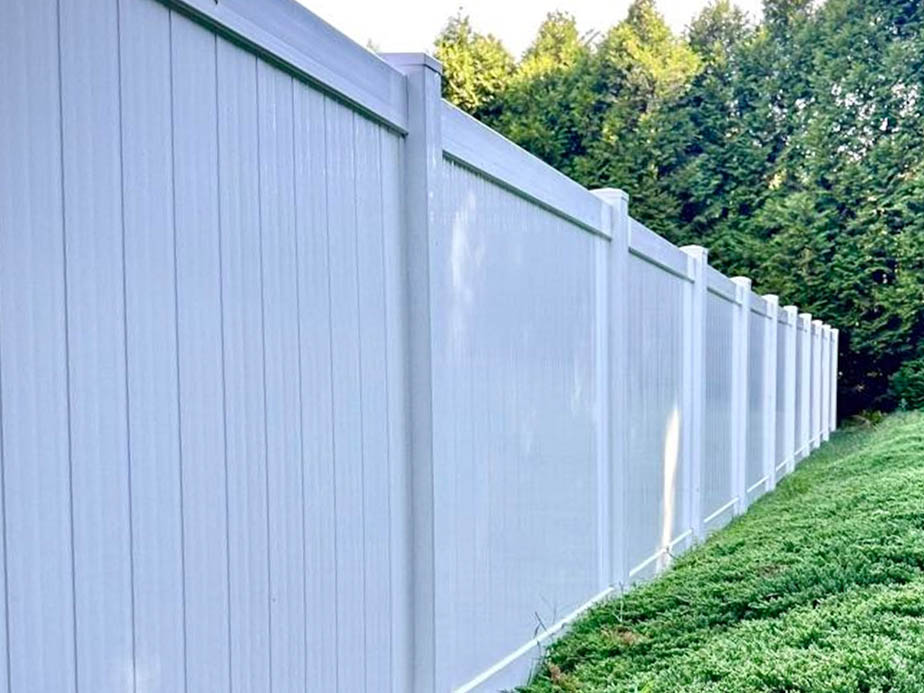 Vinyl fence contractor in Hickory